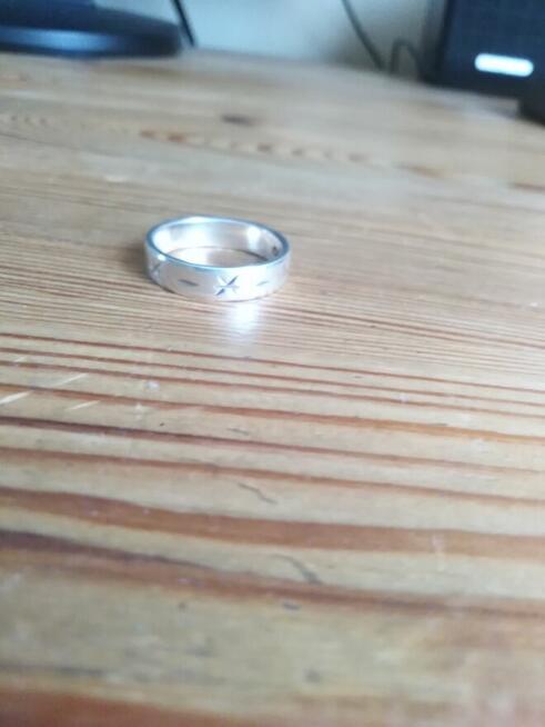 Poszukuję srebrnej obrączki