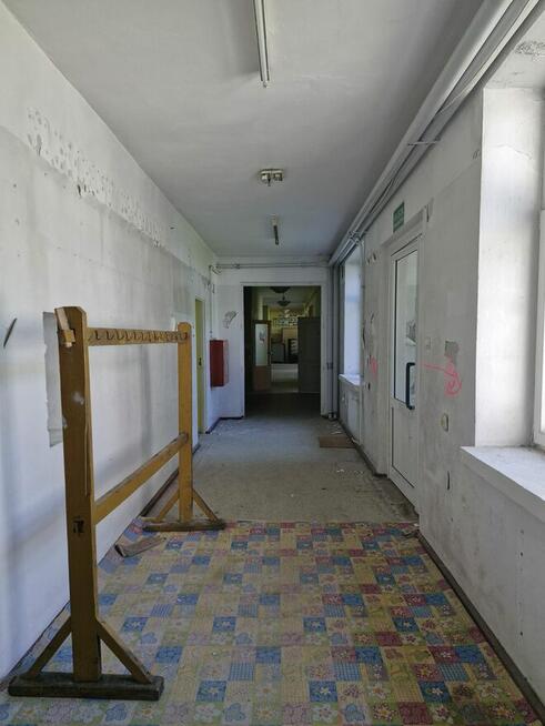 Budynek inwestycyjny po dawnej szkole