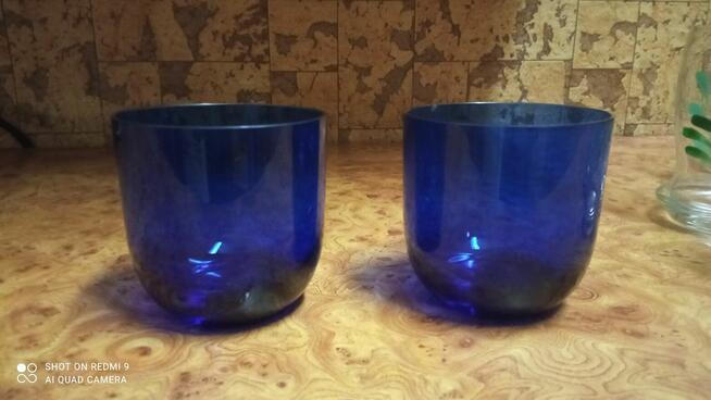 2 kubki szkło kobaltowe sprzedam