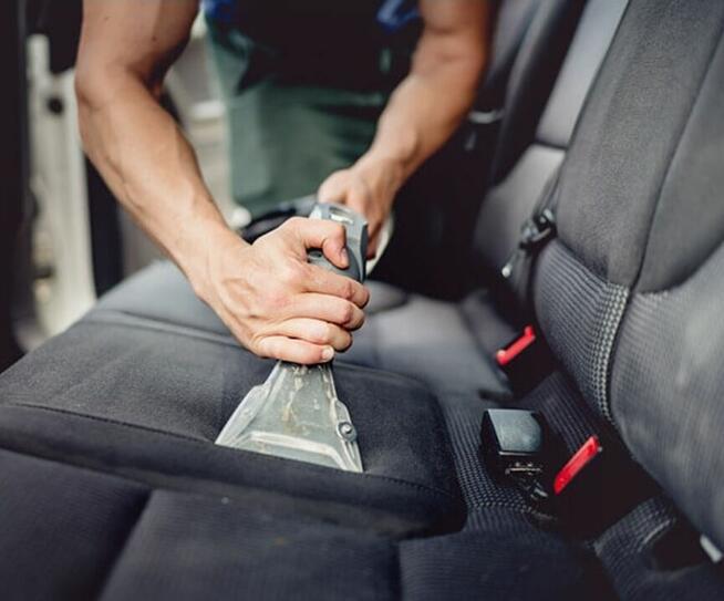 Profesjonalne mycie kostki lub sofy kanapy