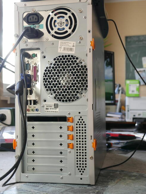 Komputer stacjonarny z płytą ASUS 64x2 3600+ RAM 1GB