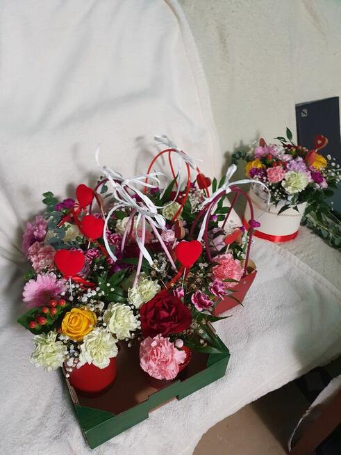 Kompozycje z żywych i sztucznych kwiatów