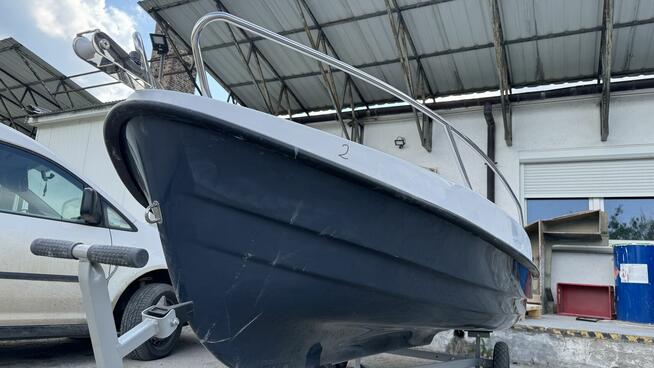 Łódka rekreacyjno-wędkarska z drabinką i pokładem słonecznym