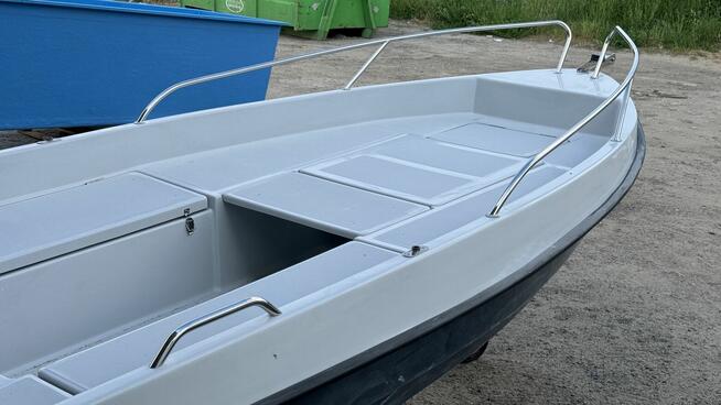 Łódka rekreacyjno-wędkarska z drabinką i pokładem słonecznym