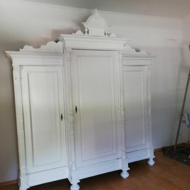 antyczna szafa biala