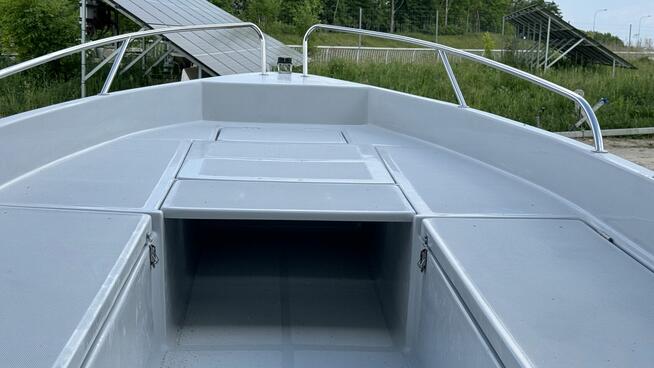 Łódka rekreacyjno-wędkarska z drabinką i pokładem słonecznym