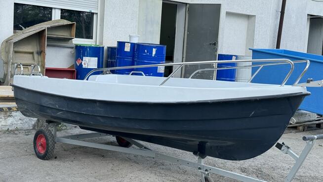 Łódka rekreacyjno-wędkarska z drabinką i pokładem słonecznym