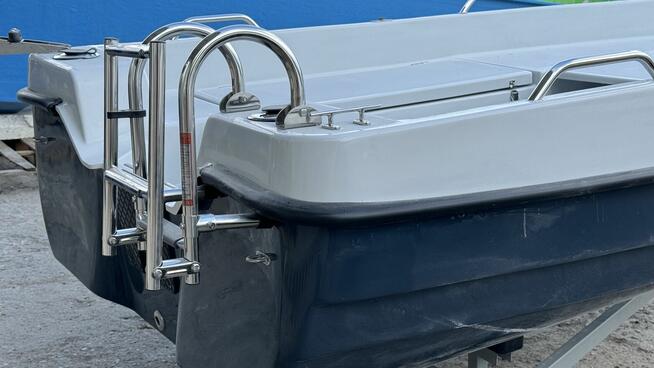 Łódka rekreacyjno-wędkarska z drabinką i pokładem słonecznym