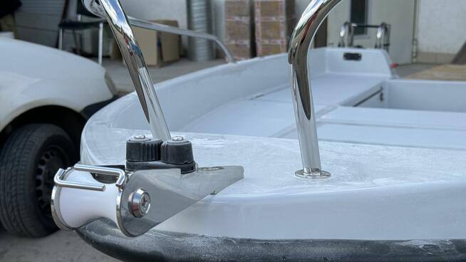 Łódka rekreacyjno-wędkarska z drabinką i pokładem słonecznym