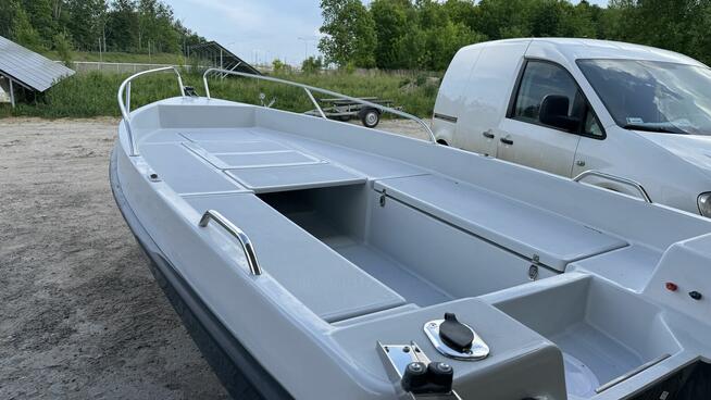 Łódka rekreacyjno-wędkarska z drabinką i pokładem słonecznym