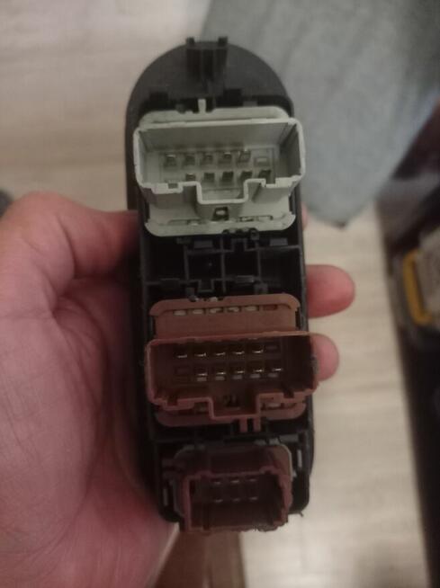 Przełącznik podnoszenia szyby