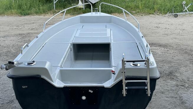 Łódka rekreacyjno-wędkarska z drabinką i pokładem słonecznym