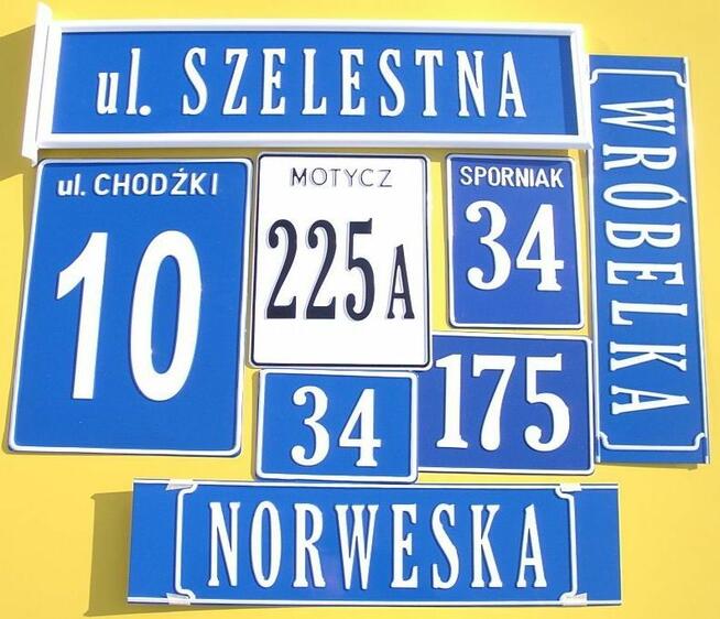 Szyldy tablice reklamowe informacyjne uliczne rejestracyjne
