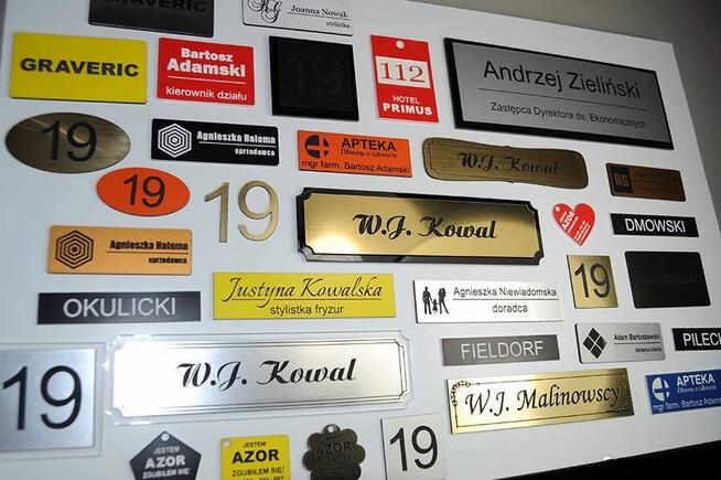 Szyldy tablice reklamowe informacyjne uliczne rejestracyjne