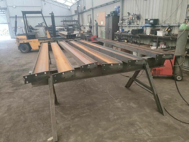 Konstrukcja hali stalowej o wymiarach 8m x 24m x 5,5m