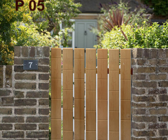 Meble ogrodowe, krzesła i stół. Meble drewniane Solidne