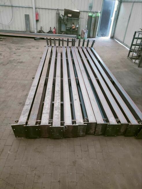 Konstrukcja hali stalowej o wymiarach 8m x 24m x 5,5m