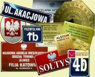 Szyldy tablice reklamowe informacyjne uliczne rejestracyjne