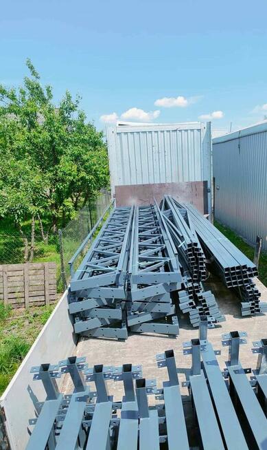 Konstrukcja hali stalowej o wymiarach 8m x 24m x 5,5m
