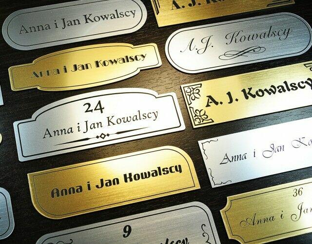 Szyldy tablice reklamowe informacyjne uliczne rejestracyjne