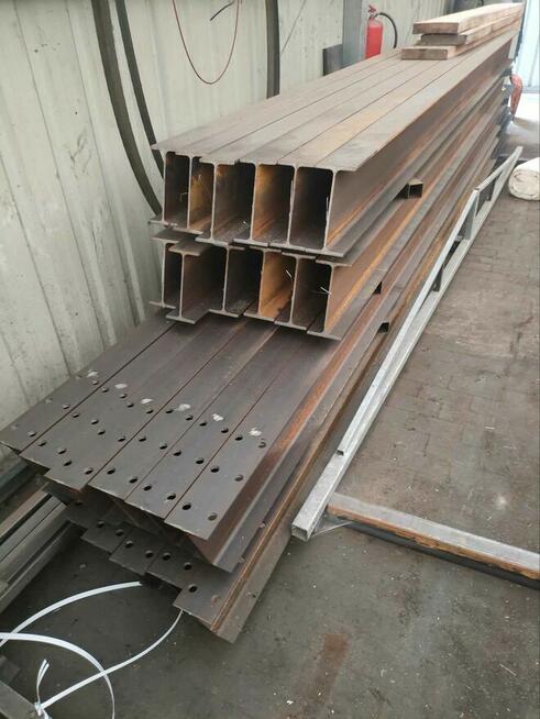 Konstrukcja hali stalowej o wymiarach 8m x 24m x 5,5m