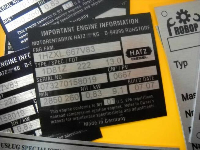 Szyldy tablice reklamowe informacyjne uliczne rejestracyjne