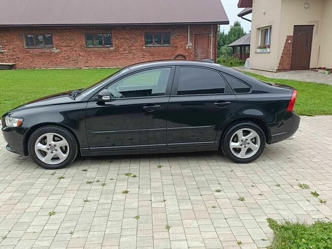 Czarne Volvo S40