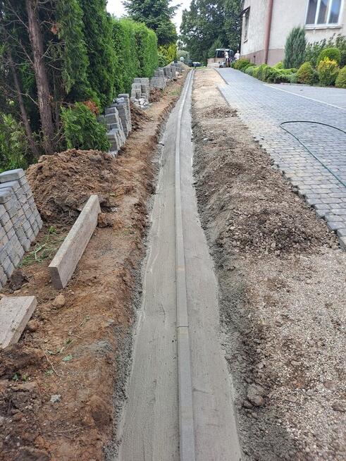 Układanie kostki brukowej płyt ażurowych utwardzanie terenu