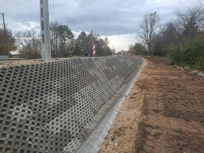 Układanie kostki brukowej płyt ażurowych utwardzanie terenu