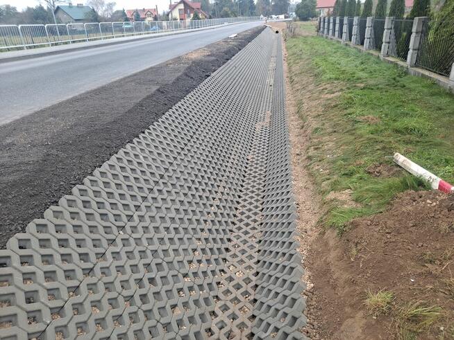 Układanie kostki brukowej płyt ażurowych utwardzanie terenu