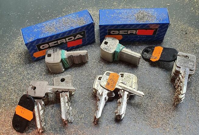 Ślusarz, dorabianie kluczy, awaryjne otwieranie zamków/drzwi