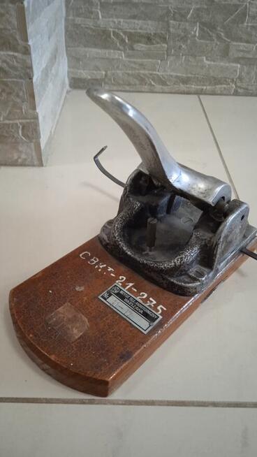 Stary dziurkacz z czasów PRL-u