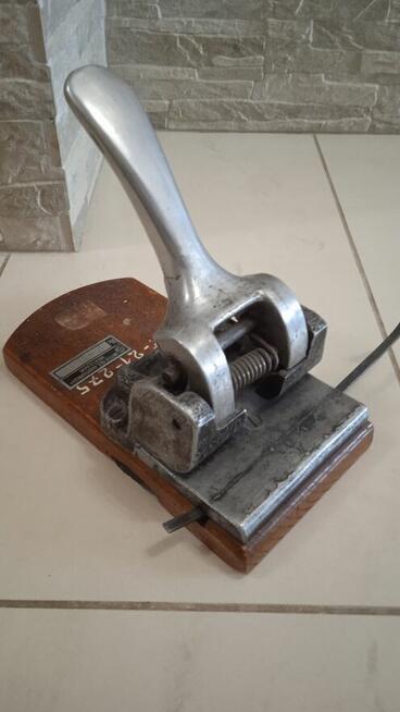 Stary dziurkacz z czasów PRL-u