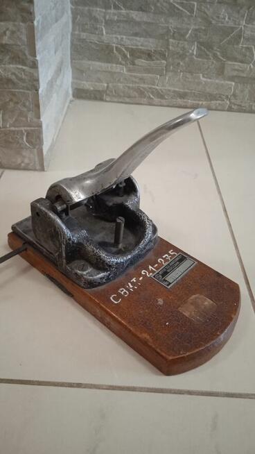 Stary dziurkacz z czasów PRL-u