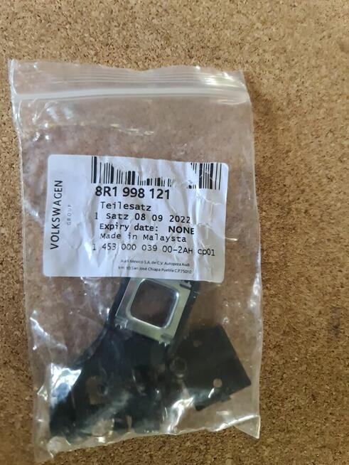 ZESTAW NAPRAWCZY REFLEKTORA USZY AUDI Q5 8R0 LEWY 8R1998121