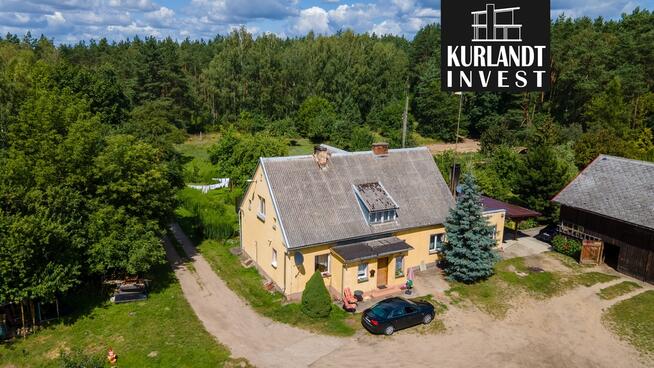 Dom w środku lasu blisko Brdy