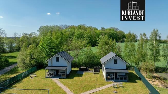 Dwa domy przy jeziorze