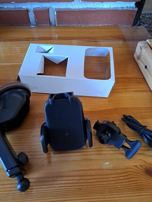 Uchwyt do samochodu na telefon z ładowarko indukcyjność