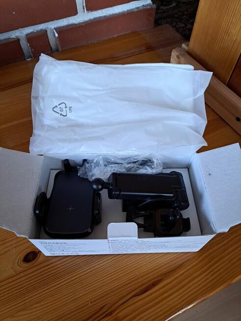 Uchwyt do samochodu na telefon z ładowarko indukcyjność