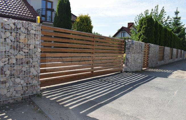 Ogrodzenie gabionowe, kosze z kamieniem