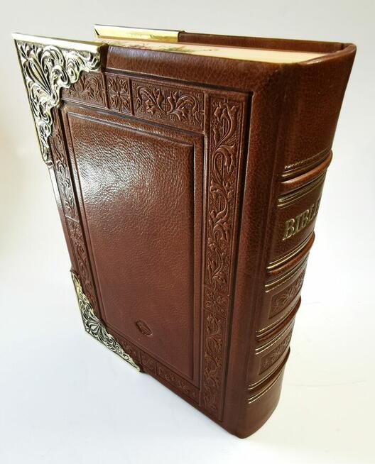 Biblia w oprawie skórzanej z bursztynami malowanymi brzegami
