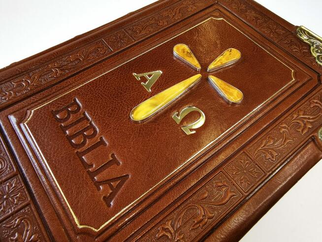 Biblia w oprawie skórzanej z bursztynami malowanymi brzegami