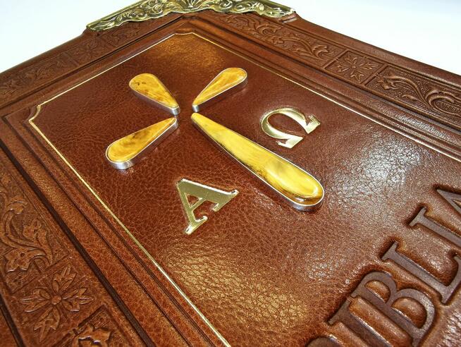 Biblia w oprawie skórzanej z bursztynami malowanymi brzegami