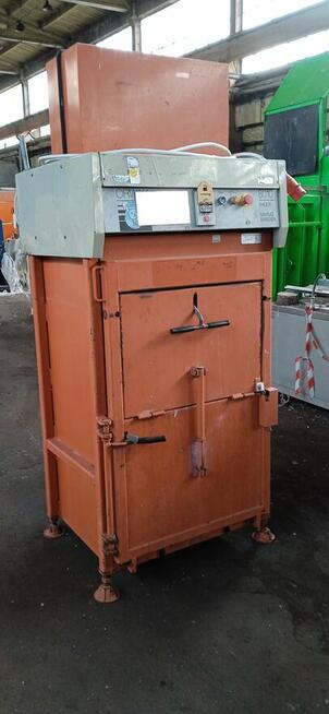 Belownica prasa do makulatury foli Orwak 8010