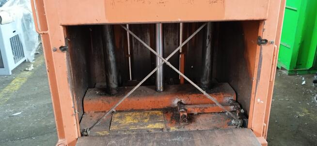 Belownica prasa do makulatury foli Orwak 8010