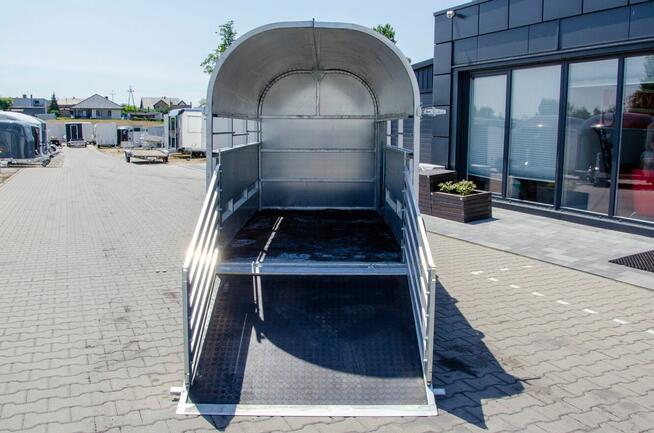 Przyczepa do przewozu żywych zwierząt kóz cieląt świń owiec