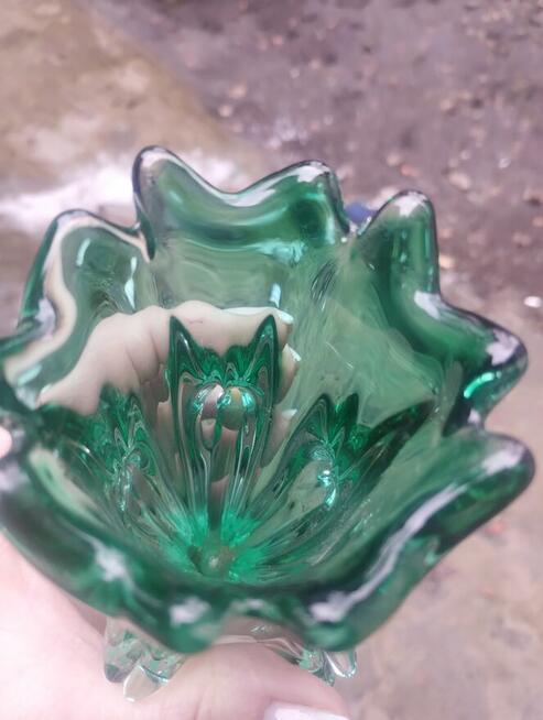 Szmaragdowe szkło lara 60 ..Czechosłowacja .popielniczka -fk