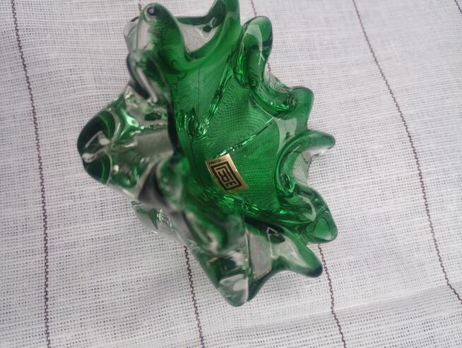 Szmaragdowe szkło lara 60 ..Czechosłowacja .popielniczka -fk