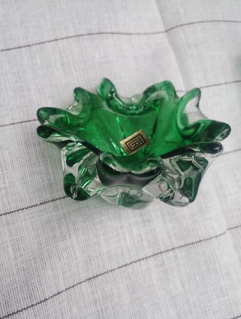 Szmaragdowe szkło lara 60 ..Czechosłowacja .popielniczka -fk