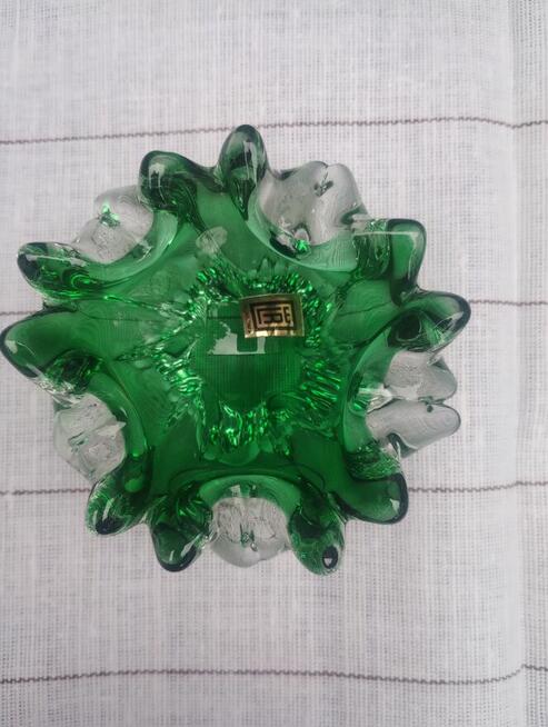 Szmaragdowe szkło lara 60 ..Czechosłowacja .popielniczka -fk